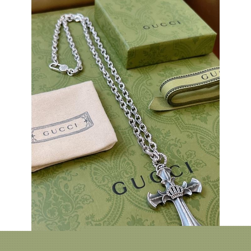 G*u*i necklaces